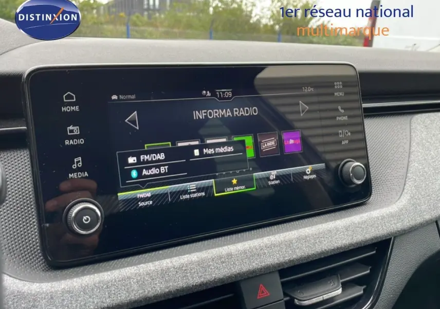 Écran tactile central du tableau de bord du Skoda Kamiq 2025, affichant le menu radio et multimédia.