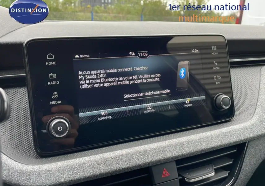 Écran tactile central du tableau de bord du Skoda Kamiq gris graphite, affichant le menu Bluetooth et les options multimédia.