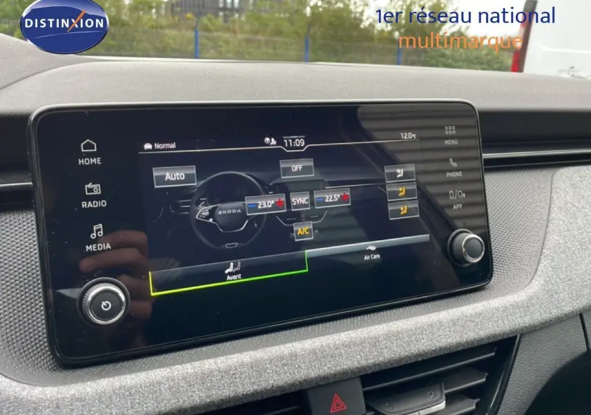 Vue rapprochée de l'écran tactile central du Skoda Kamiq gris graphite, affichant les réglages de climatisation.