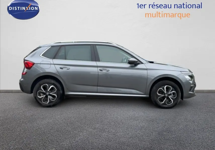 Vue latérale droite d'un Skoda Kamiq gris graphite métal 2025 avec jantes alliage et vitres teintées.