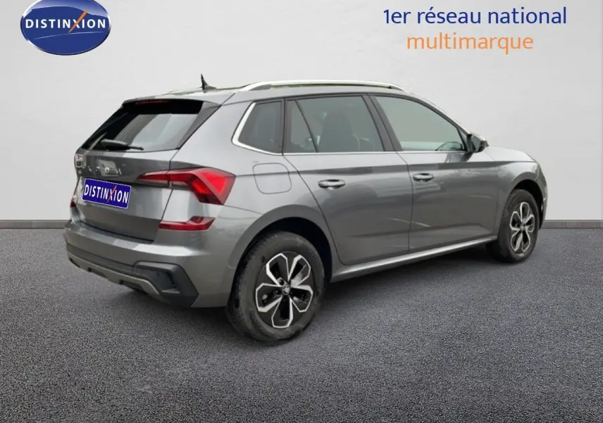 Vue 3/4 arrière droite d'un Skoda Kamiq gris graphite métal avec jantes alliage et feux arrière LED.