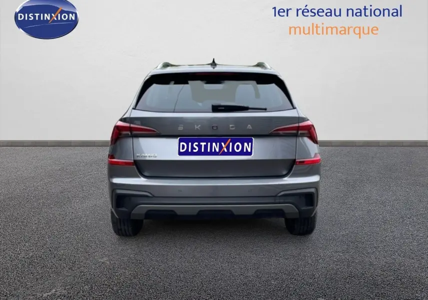 Vue arrière d’un Skoda Kamiq gris graphite métal 2025 avec feux LED et logo distinctif au centre du hayon.