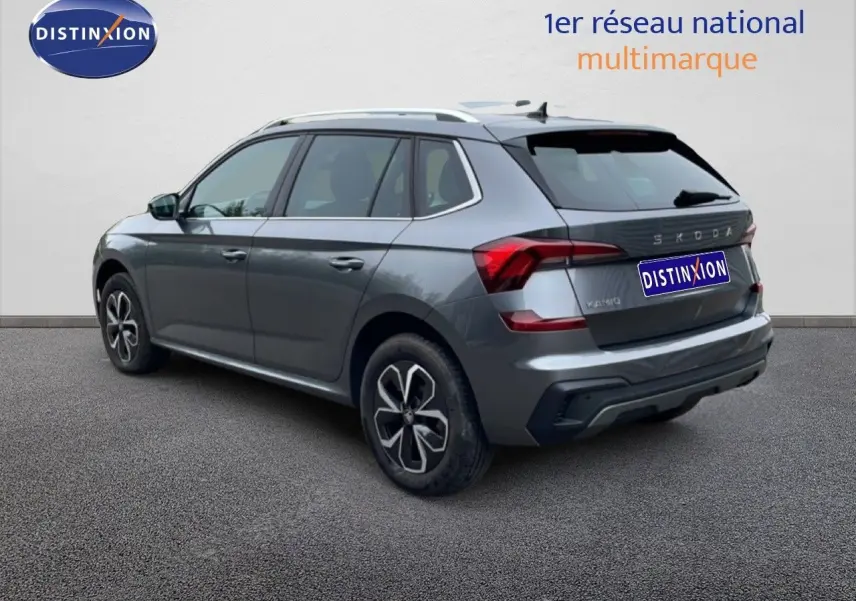 Vue 3/4 arrière droite d'un Skoda Kamiq gris graphite métal avec jantes alliage et feux arrière LED.