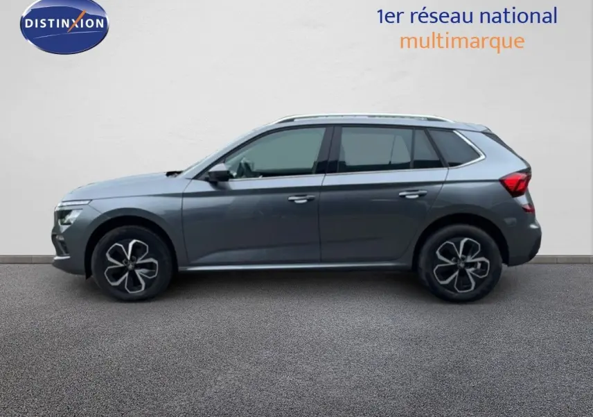 Vue latérale droite du Skoda Kamiq 2025 en gris graphite métal, soulignant ses jantes distinctives et lignes épurées.