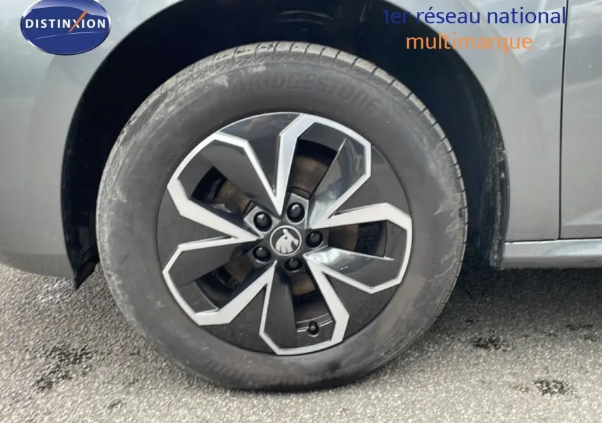 Gros plan sur la roue avant droite du Skoda Kamiq gris graphite métal, mettant en valeur la jante au design moderne.