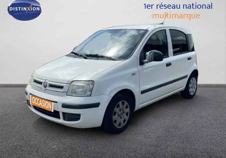 Vue 3/4 avant droite d'une Fiat Panda blanche de 2011 avec plaques orange "OCCASION" et rétroviseur droit protégé.