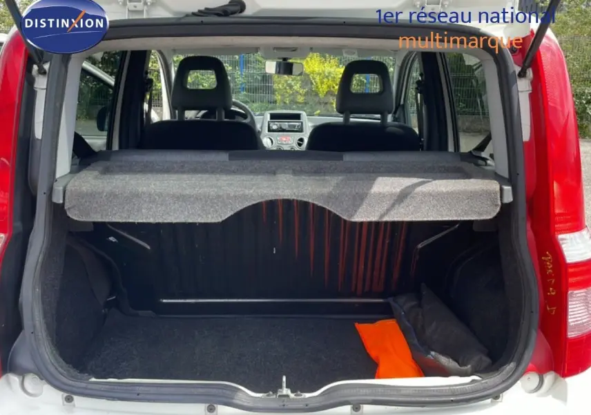 Vue arrière du coffre ouvert d'une Fiat Panda blanche de 2011, montrant l'intérieur et les sièges noirs.