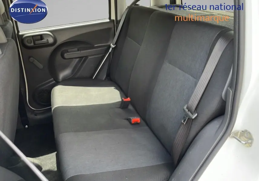 Vue intérieure côté droit sur la banquette arrière noire d’une Fiat Panda blanche avec porte ouverte.