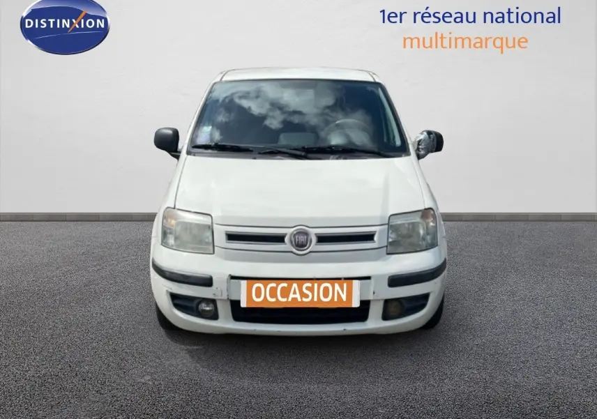 Vue frontale d'une FIAT Panda blanche de 2011 avec plaque orange "OCCASION" sur fond neutre.