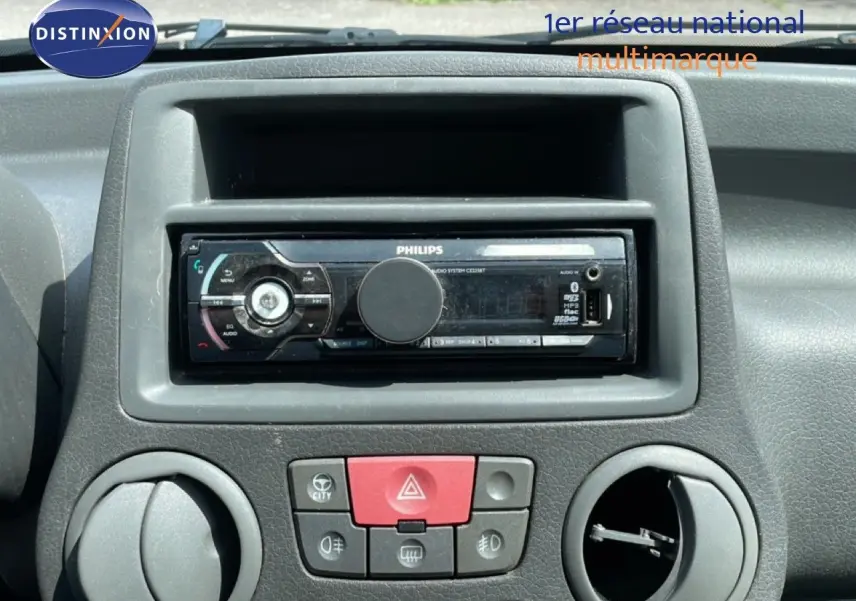 Gros plan sur la console centrale de la Fiat Panda blanche 2011, mettant en valeur l'autoradio Philips et les commandes de ventilation.