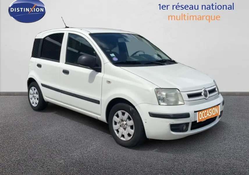 Vue 3/4 avant droite d'une Fiat Panda blanche de 2011 avec cinq portes et jantes acier d'origine.