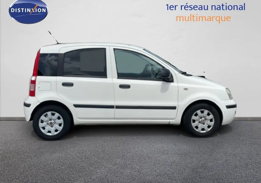 Profil latéral droit d'une FIAT Panda blanche 5 portes de 2011 avec vitres teintées et jantes acier.