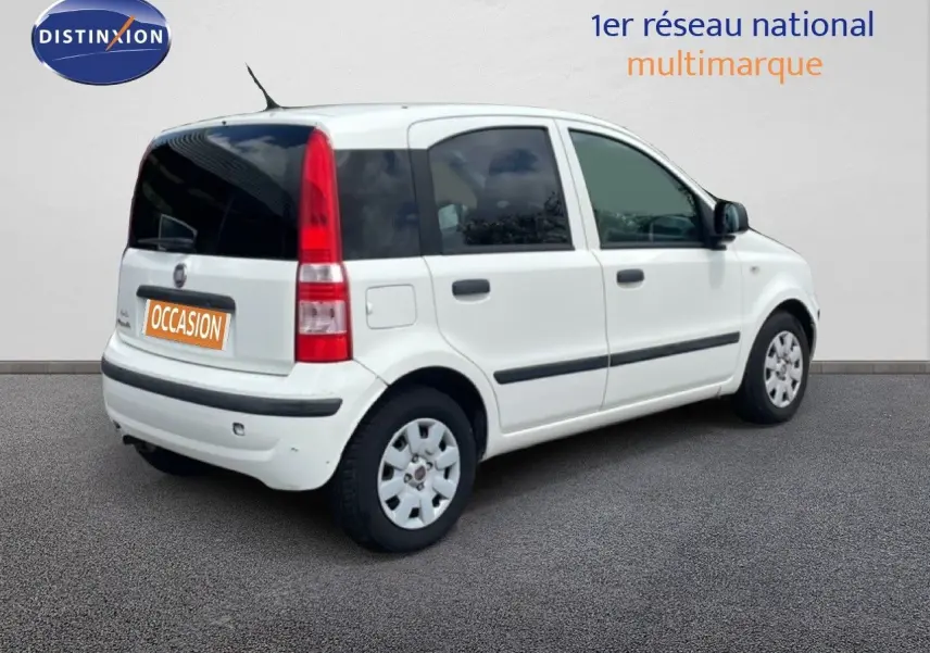 Vue 3/4 arrière droite d'une Fiat Panda blanche 2011 avec vitres arrière teintées et hayon vertical.