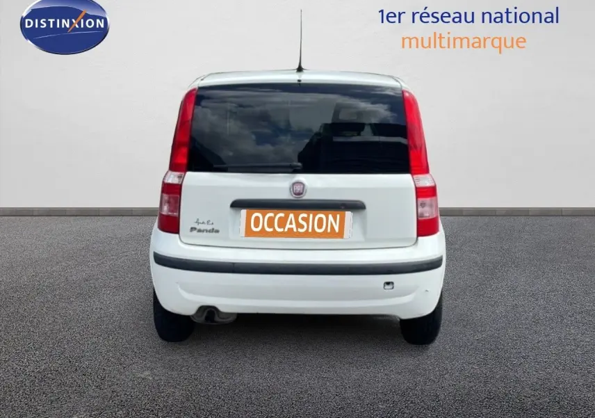 Vue arrière d'une FIAT Panda blanche de 2011 avec hayon noir et feux arrière verticaux rouges.