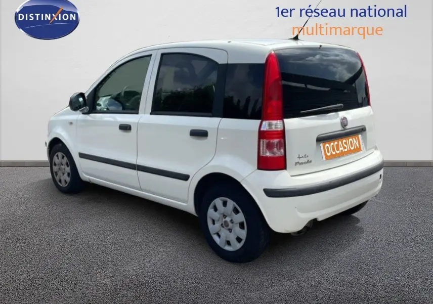 Vue 3/4 arrière droite d'une Fiat Panda blanche de 2011 avec vitres arrière teintées et hayon fermé.