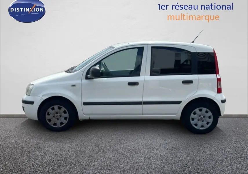 Vue de profil côté gauche d'une FIAT Panda blanche de 2011 avec vitres arrière teintées et jantes acier.