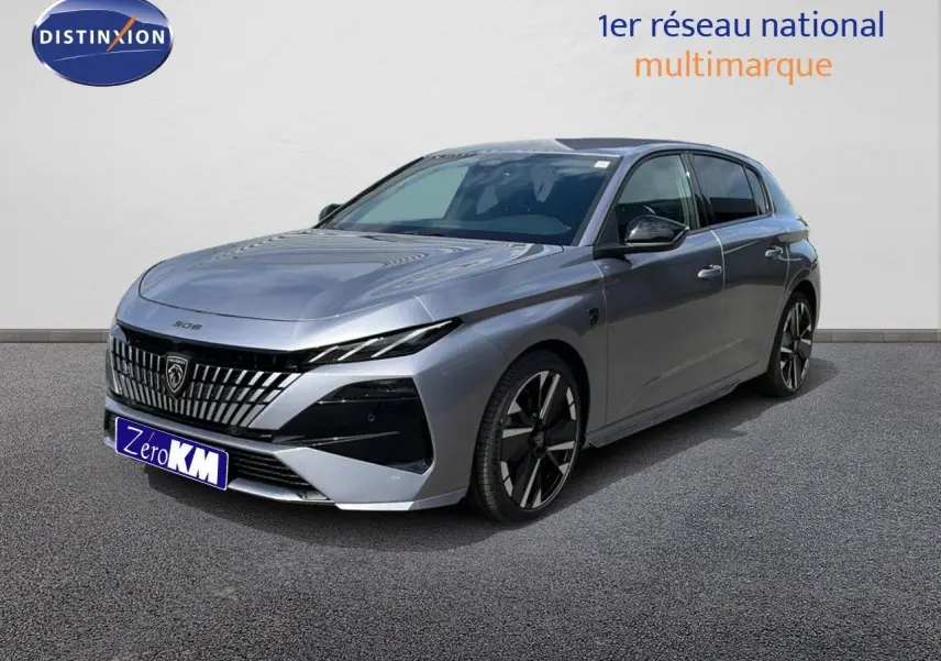 Peugeot 308 gris Artense métal vue 3/4 avant droit, avec calandre distinctive et jantes noires bicolores.