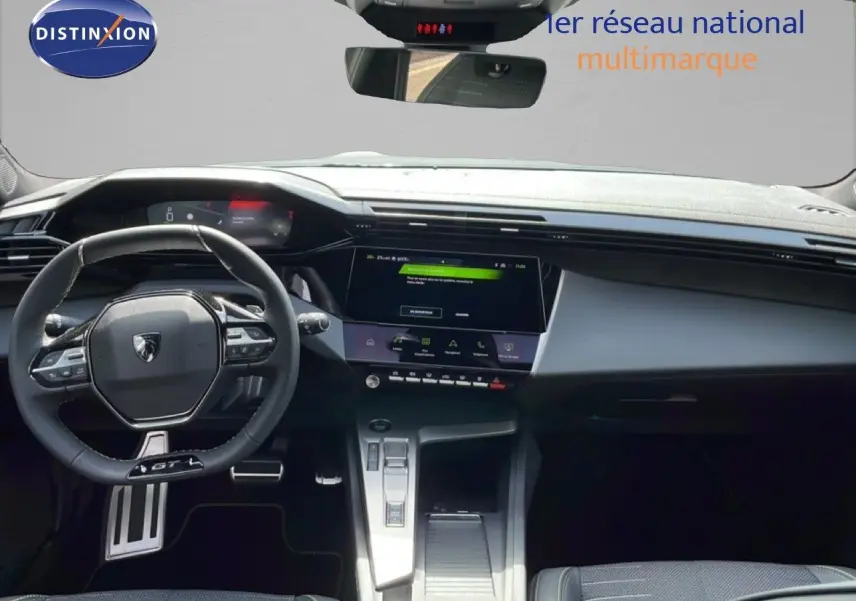 Vue intérieure avant du tableau de bord et volant cuir noir de la Peugeot 308 Hybrid 2026 avec écran tactile central.