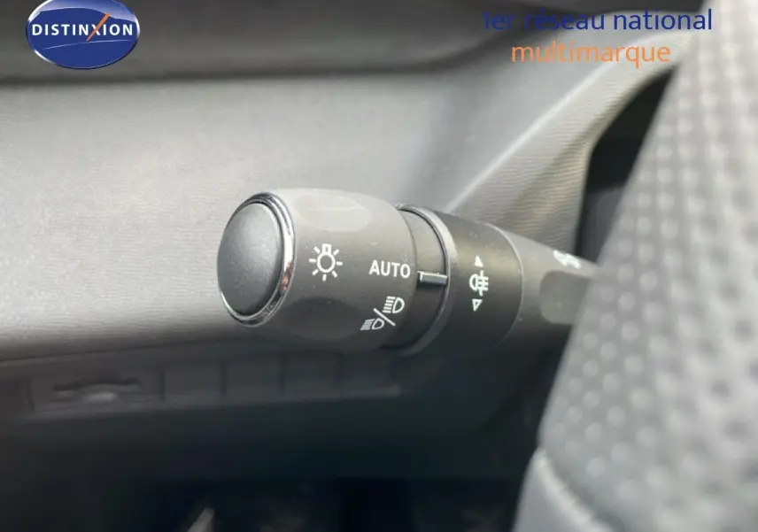 Gros plan sur la commande des phares automatique dans l’habitacle d’une Peugeot 308 gris Artense hybride 2026.