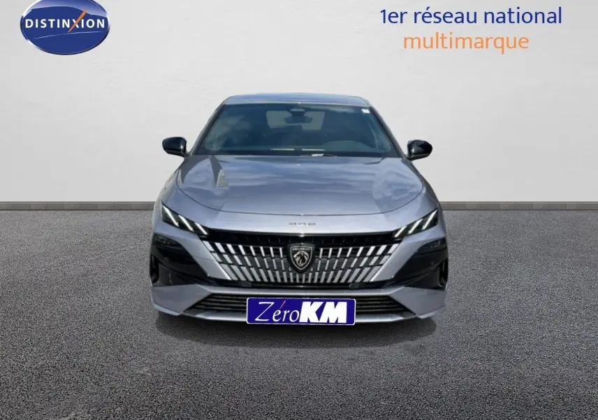 Vue de face d'une Peugeot 308 gris Artense métal 2026 avec calandre distinctive et phares LED fins.