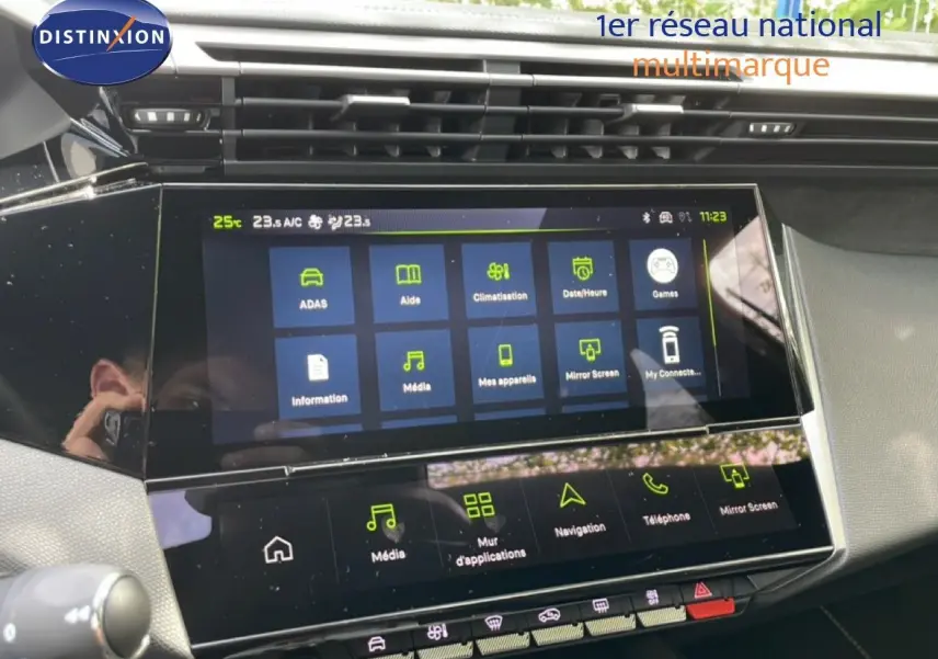Vue rapprochée de l'écran tactile central du tableau de bord de la Peugeot 308 gris Artense, affichant le menu multimédia.