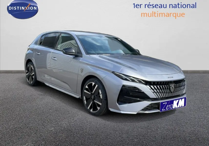 Peugeot 308 gris Artense métal vue 3/4 avant droit, mettant en valeur sa calandre distinctive et ses jantes noires.