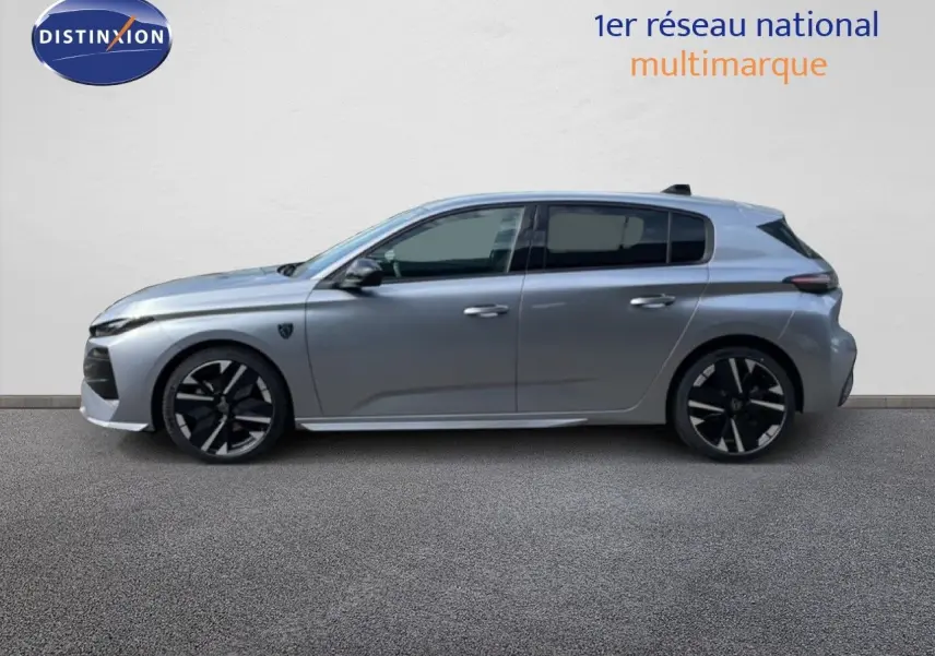 Profil côté gauche de la Peugeot 308 1.2 Hybrid 145ch GT gris Artense métal avec jantes noires et détails modernes.