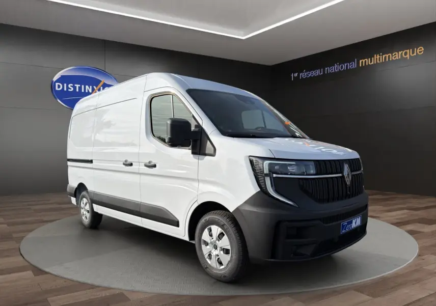 Renault Master blanc en vue 3/4 avant droit, avec calandre noire et jantes acier argentées.