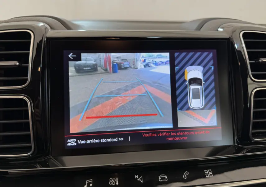 Écran tactile intérieur du Citroën C5 Aircross gris clair montrant la caméra de recul et l'aide au stationnement arrière.