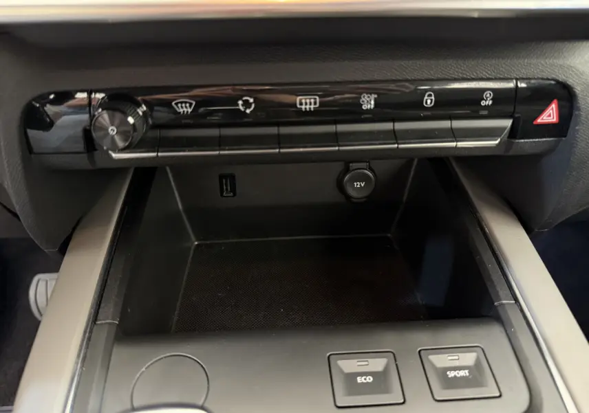 Gros plan sur la console centrale noire du Citroën C5 Aircross 2020, avec boutons Eco et Sport visibles.