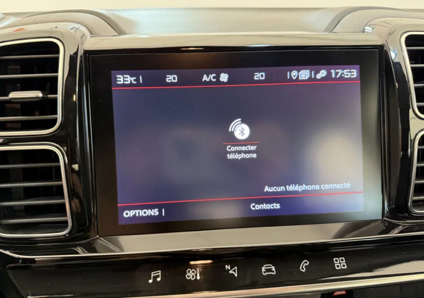 Écran tactile central du tableau de bord du Citroën C5 Aircross gris clair, affichant la connexion Bluetooth.