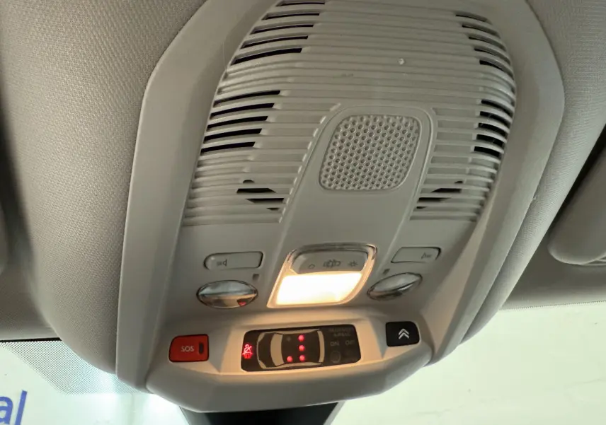 Vue rapprochée du plafonnier gris clair avec commandes d'éclairage et bouton SOS dans un Citroën C5 Aircross 2020.