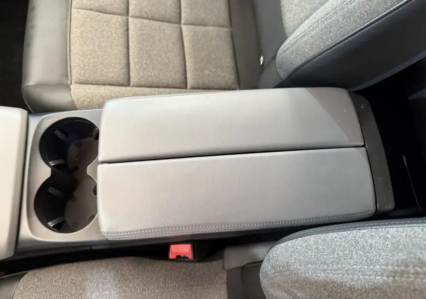 Accoudoir central gris clair et sièges tissu gris du Citroën C5 Aircross Business 2020 vus de dessus.