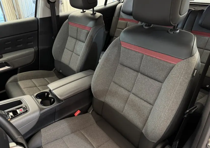 Vue rapprochée des sièges avant gris et noirs avec bande rouge du Citroën C5 Aircross Business 2020.