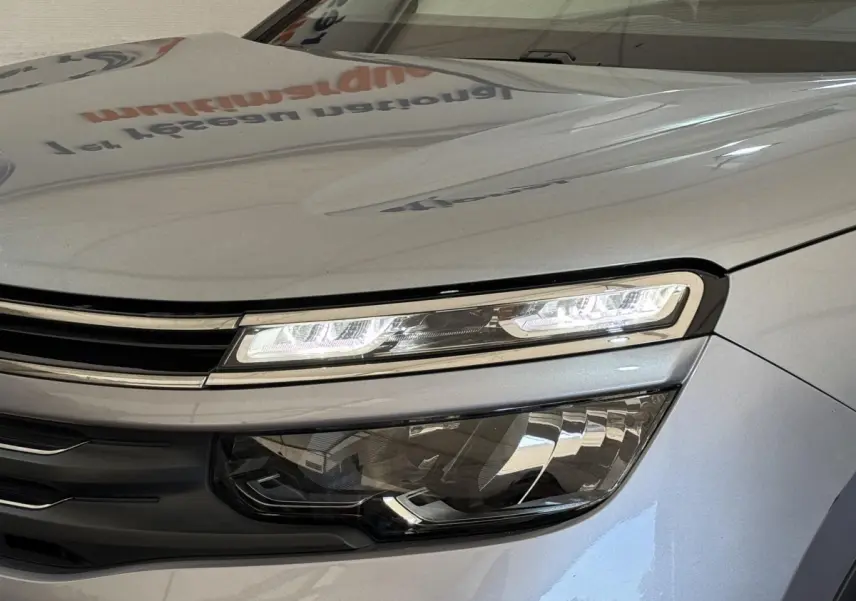 Gros plan sur le phare avant droit LED du Citroën C5 Aircross gris clair, mettant en valeur son design moderne.
