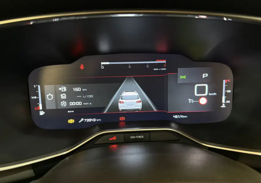 Affichage numérique du tableau de bord du Citroën C5 Aircross gris clair, montrant la vitesse à 0 km/h et l'interface de conduite assistée.