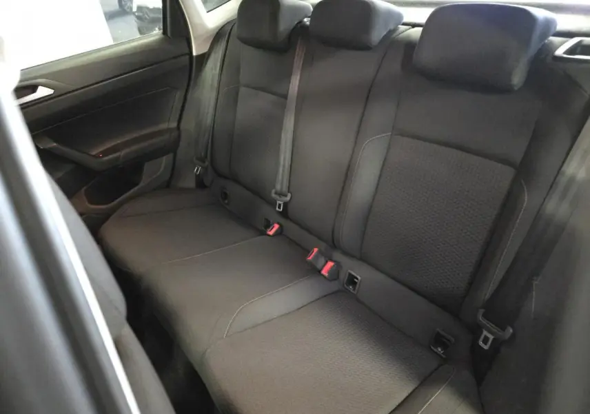 Banquette arrière en tissu noir vue côté gauche dans une Volkswagen Polo 1.6 TDI Lounge Business gris 2020.