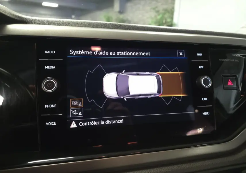 Écran tactile intérieur du système d'aide au stationnement de la Volkswagen Polo 1.6 TDI Lounge Business 2020.