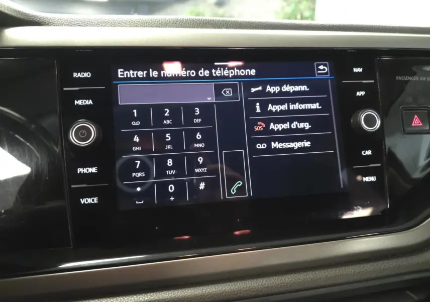 Écran tactile central du système infotainment Volkswagen Polo 2020 affichant le clavier téléphonique et options d'appel.