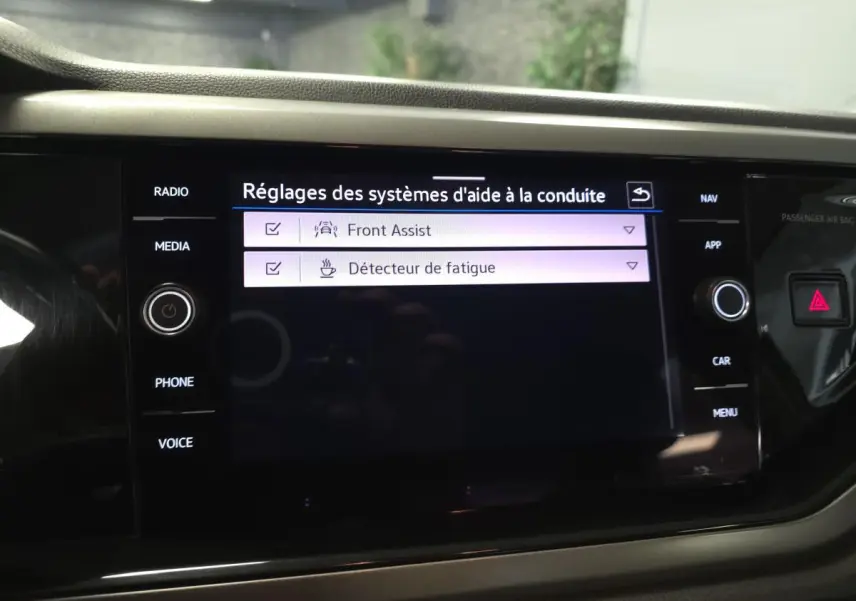 Écran tactile central affichant les réglages d'aide à la conduite de la Volkswagen Polo 1.6 TDI Lounge Business.