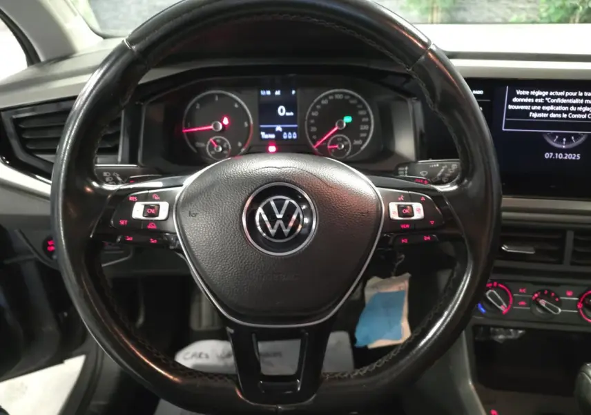 Volant cuir multifonction noir de Volkswagen Polo 1.6 TDI Lounge Business 2020 avec tableau de bord et commandes éclairées rouges.