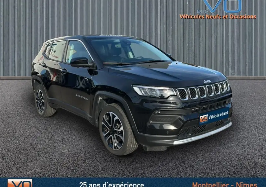 Jeep Compass noir en 3/4 avant droit, avec jantes alliage 18 pouces et calandre caractéristique à sept fentes.