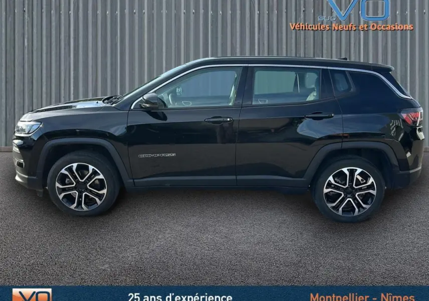 Vue de profil côté gauche d'un Jeep Compass noir 2024 avec jantes alliage 18 pouces et logo Compass sur la porte avant.