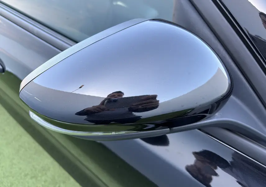 Rétroviseur côté gauche noir agate métallisé de Ford Focus IV ST-Line X 2025 avec clignotant intégré.