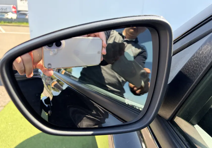 Rétroviseur droit noir agate de Ford Focus IV ST-Line X 2025 avec cadre noir mat et reflet du photographe.