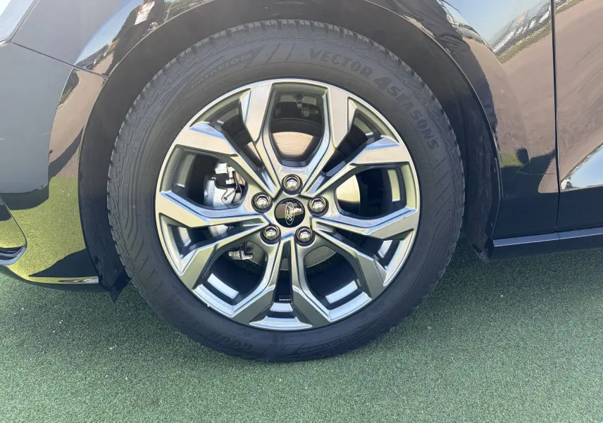 Gros plan sur la jante alliage 17'' à 5 branches de la Ford Focus IV noire Agate, côté arrière droit.