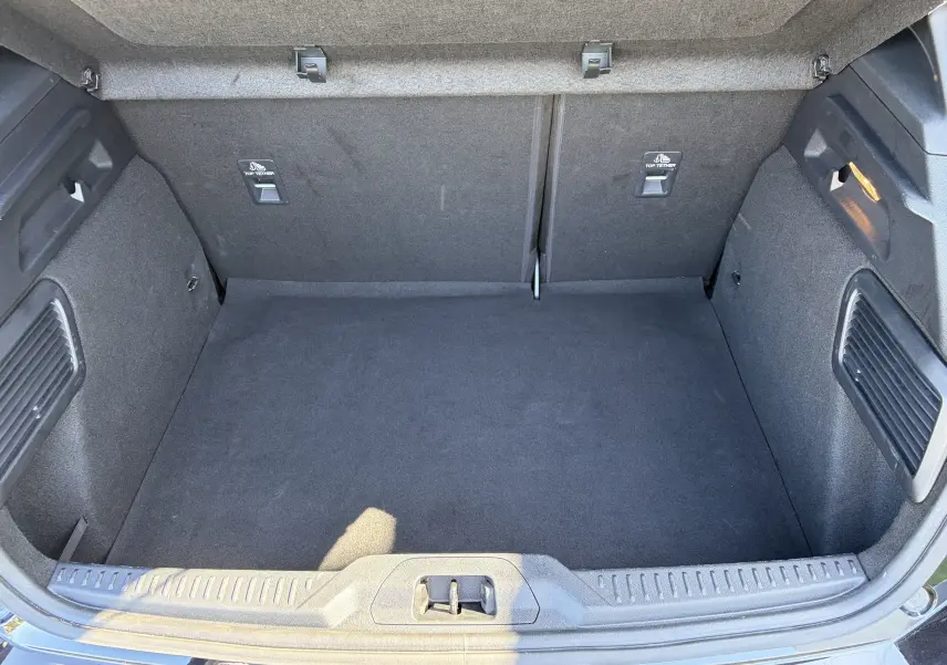 Coffre ouvert de la Ford Focus IV ST-Line X noir Agate, vue plongeante montrant l'espace de chargement et les finitions intérieures.