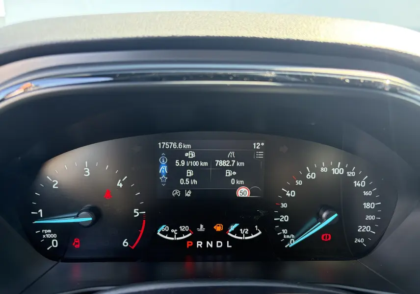 Combiné d'instrumentation numérique 12,3" de la Ford Focus IV noire, affichant vitesse, régime et informations de conduite.