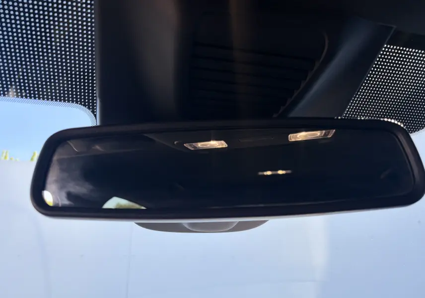 Rétroviseur intérieur électrochrome de la Ford Focus IV ST-Line X 2025, vue rapprochée avec éclairage intérieur.