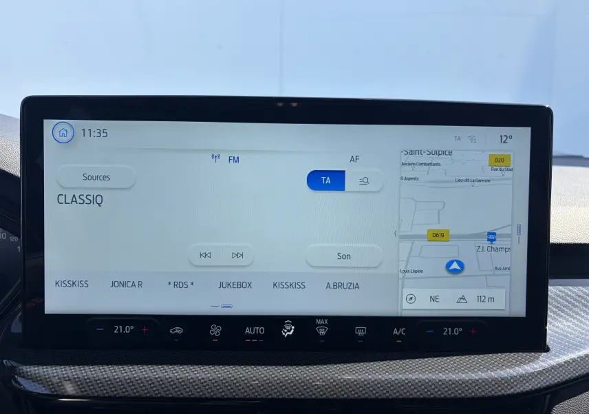 Écran tactile 13 pouces du système multimédia Ford SYNC 4 avec navigation, affichage radio et carte GPS.